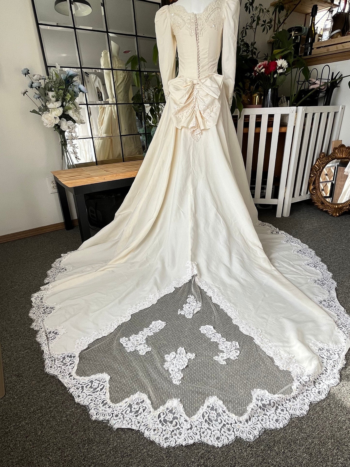 1948 Puffy Long Sleeved Ivory Dress With Detachable Train