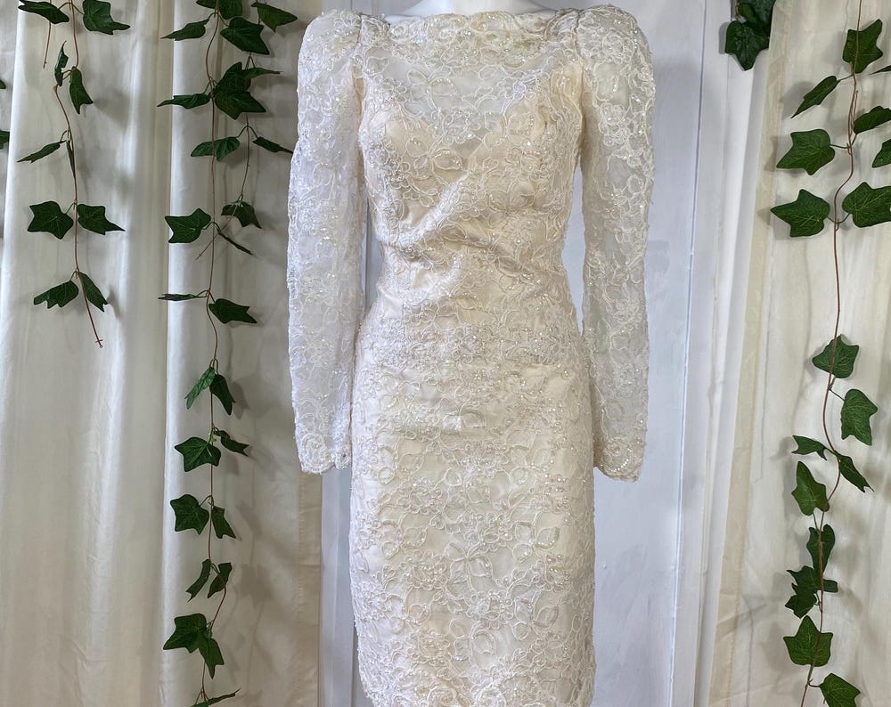 Vintage Jim Hjelm 100% Silk Lace Wedding Dress – Elegant Long-Sleeve Gown with Open Back