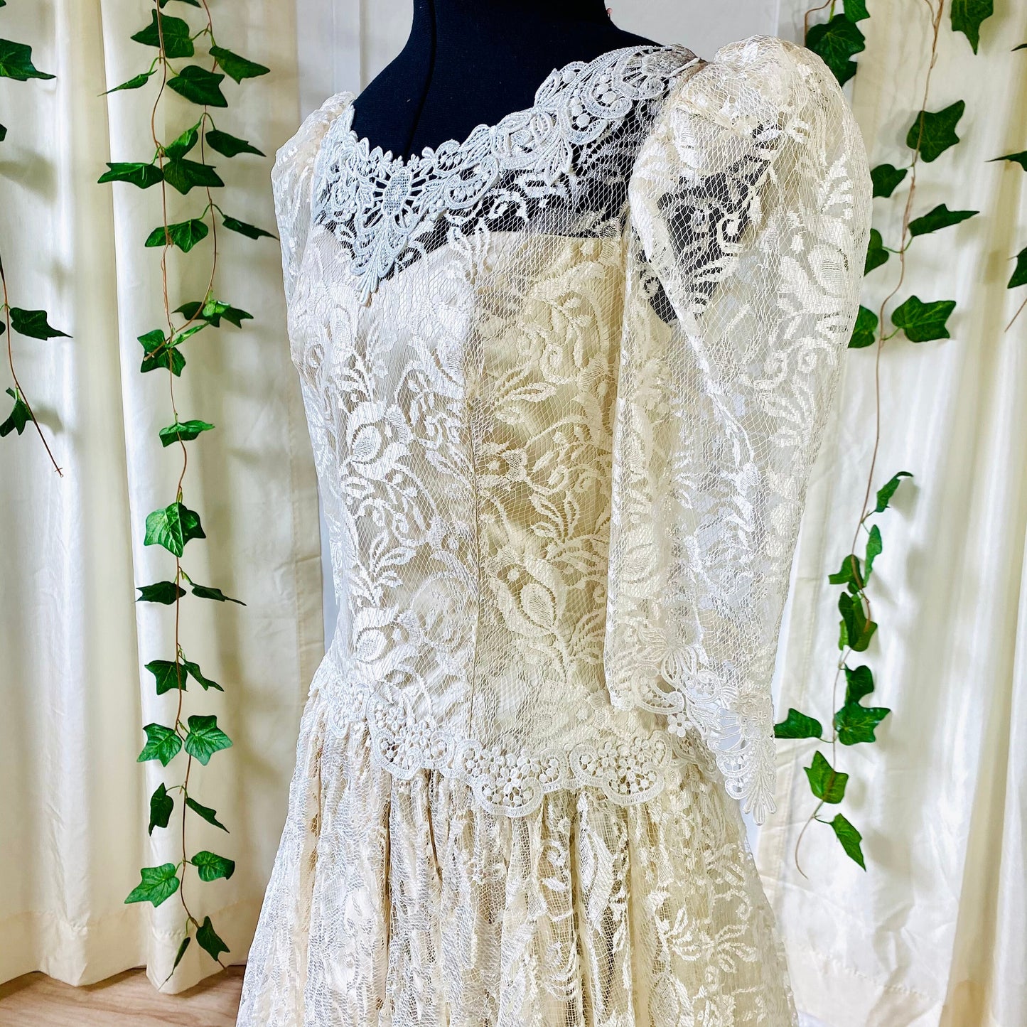 All Lace Creamy Dress With Full Skirt (1980s)