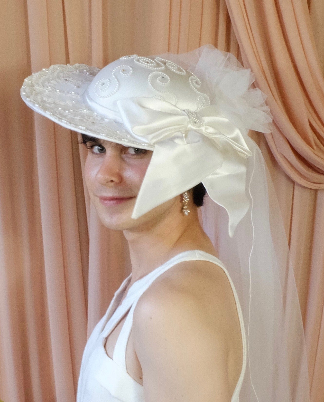1980s Vintage Beaded Bridal Hat with Veil – Pearl & Satin Wedding Bonnet