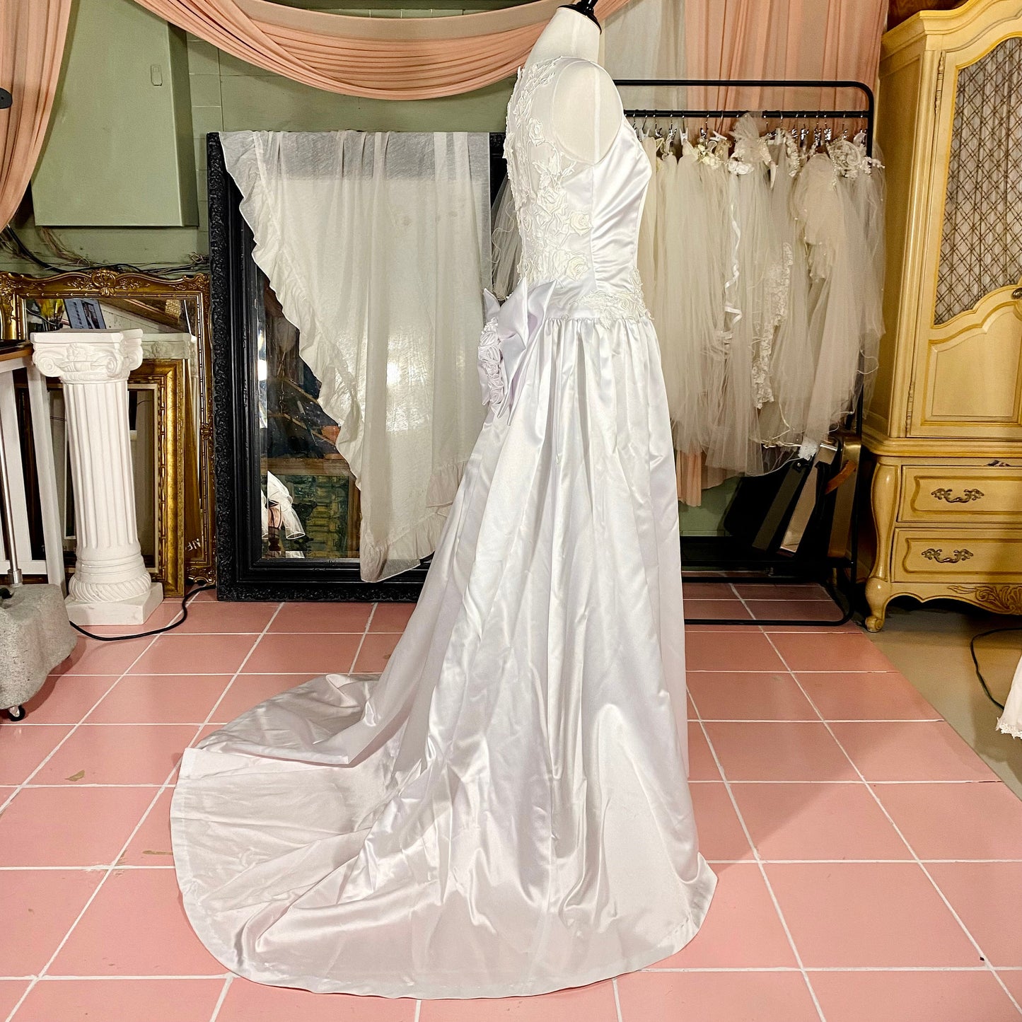 1997 Sleeveless White Wedding Dress With Bustle & Veil