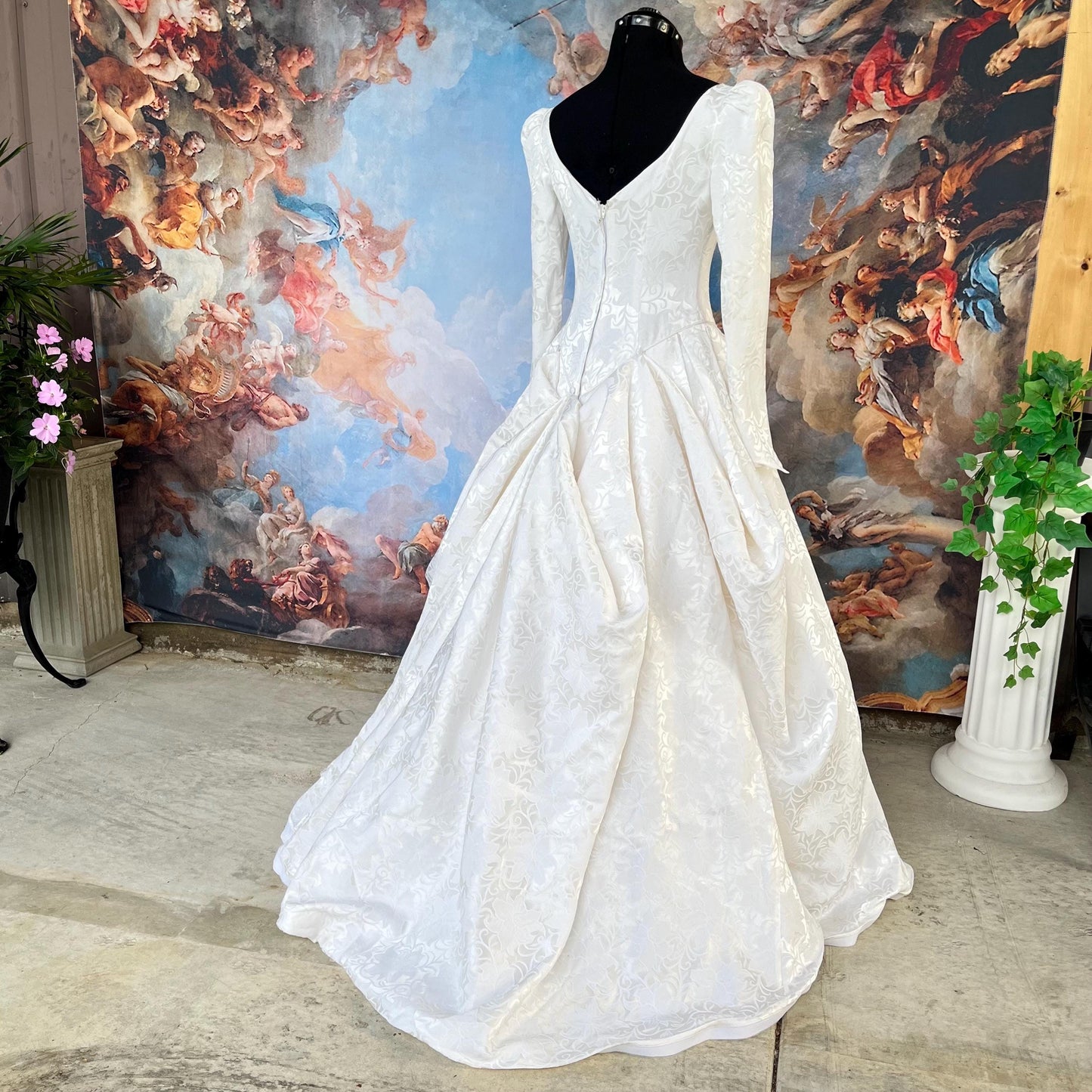 Stunning Vintage Brocade Wedding Gown – Regal Long-Sleeved Princess Silhouette with Dramatic Train