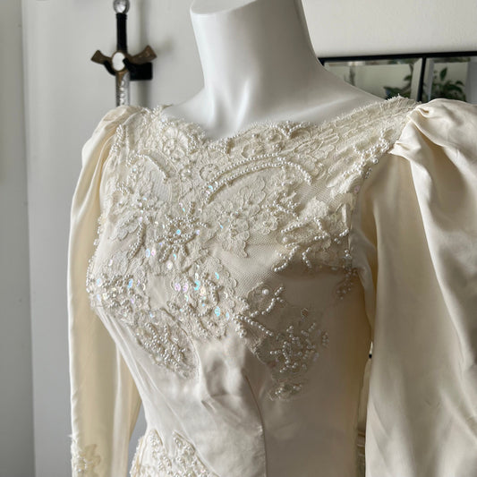 1948 Puffy Long Sleeved Ivory Dress With Detachable Train