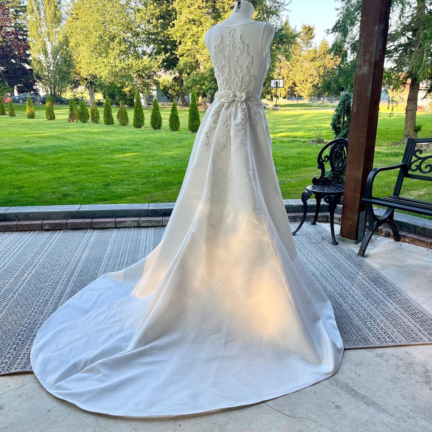 Enchanting Sleeveless Wedding Gown with Intricate Lace and Beadwork