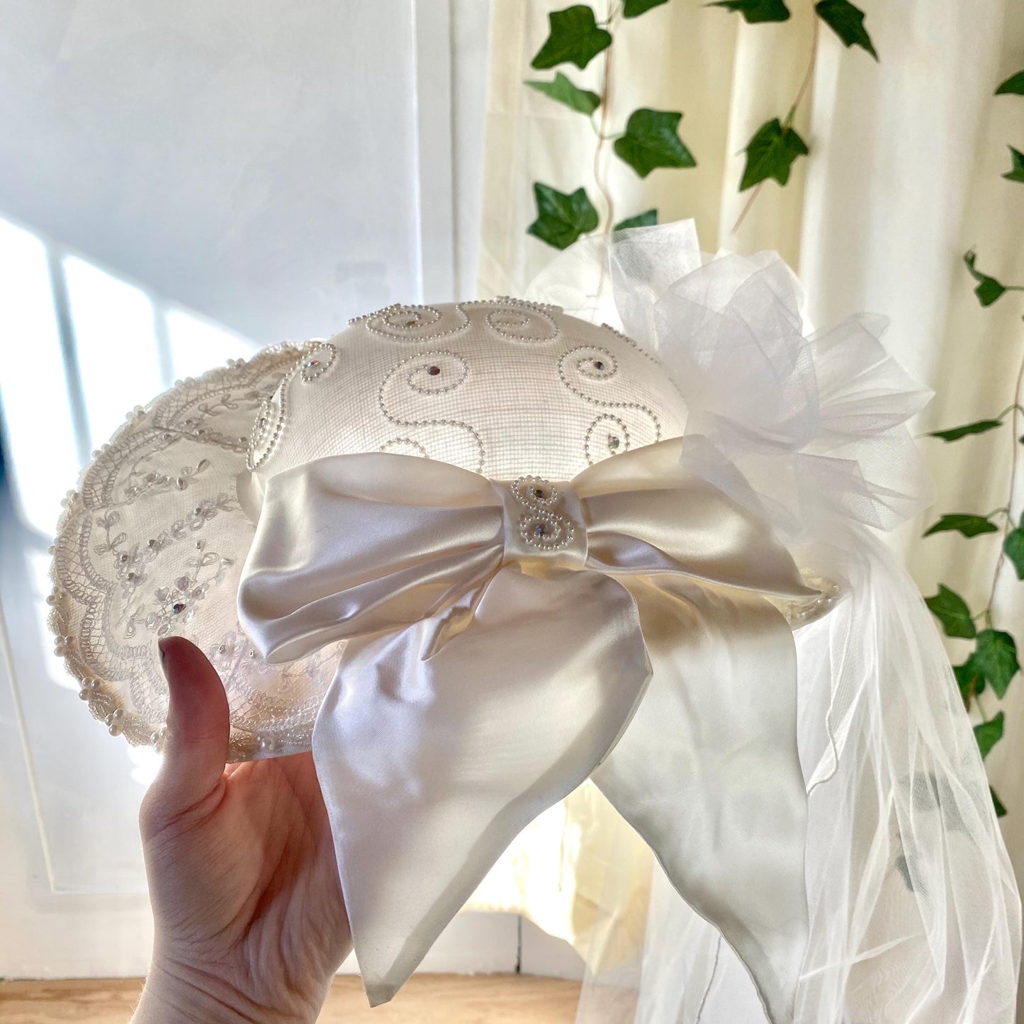 1980s Vintage Beaded Bridal Hat with Veil – Pearl & Satin Wedding Bonnet