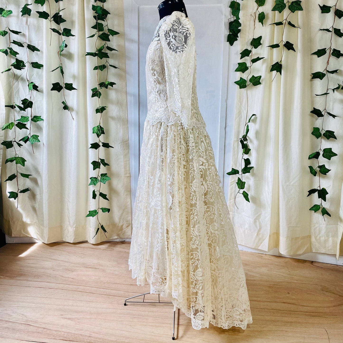 All Lace Creamy Dress With Full Skirt (1980s)