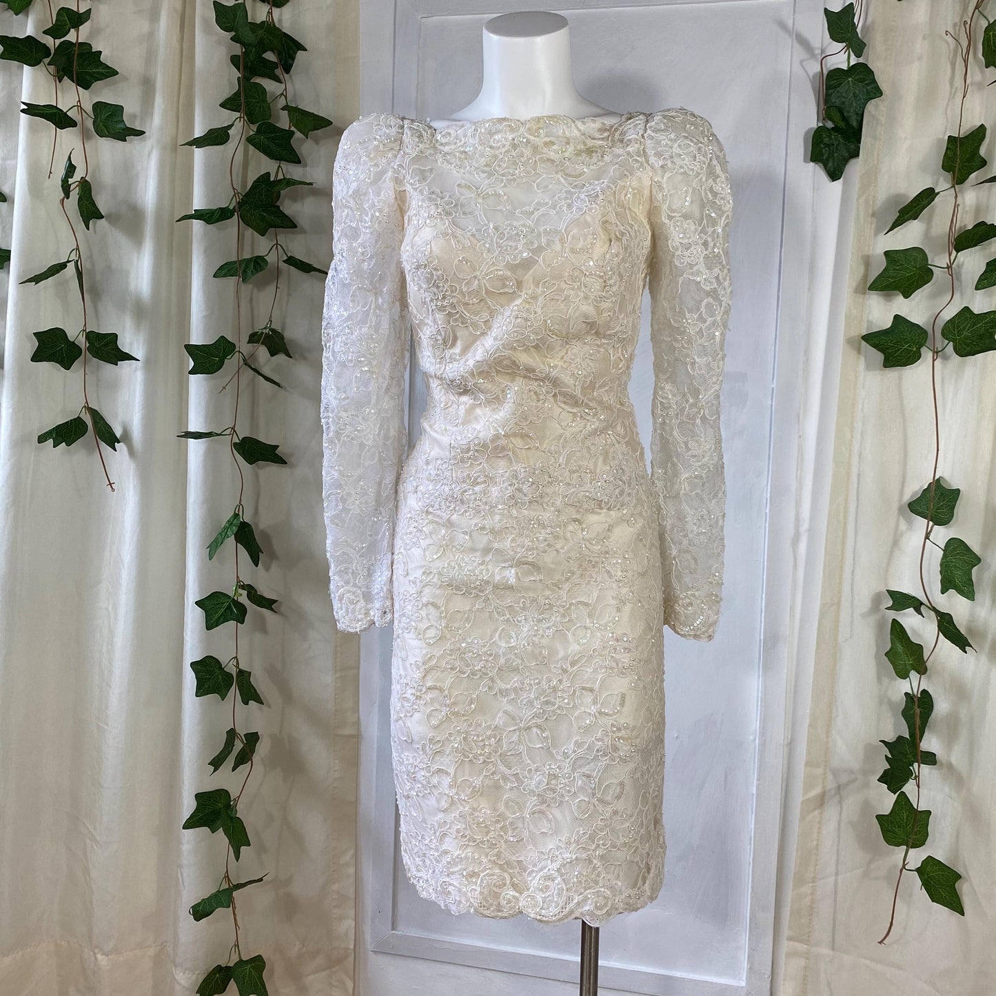 Vintage Jim Hjelm 100% Silk Lace Wedding Dress – Elegant Long-Sleeve Gown with Open Back