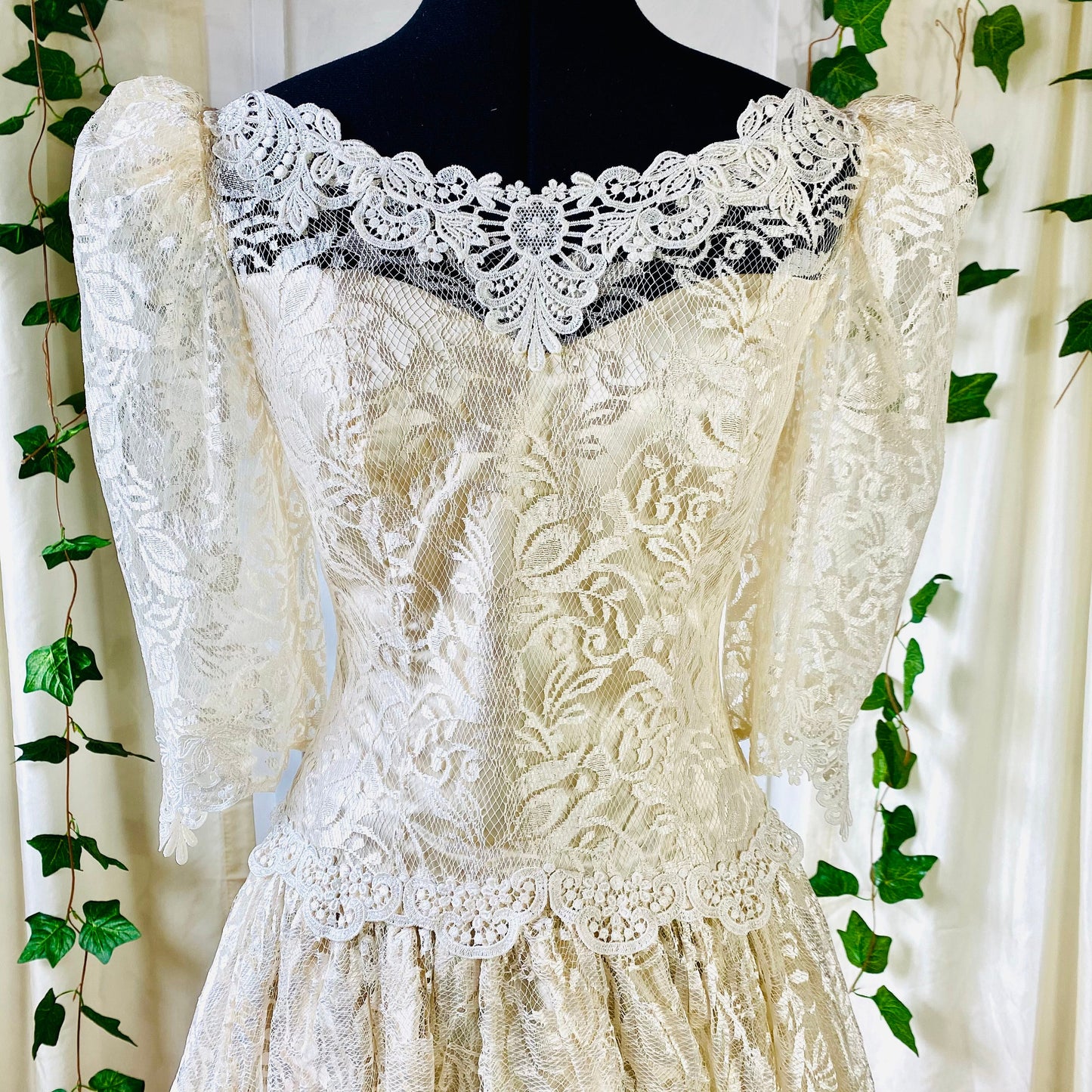 All Lace Creamy Dress With Full Skirt (1980s)