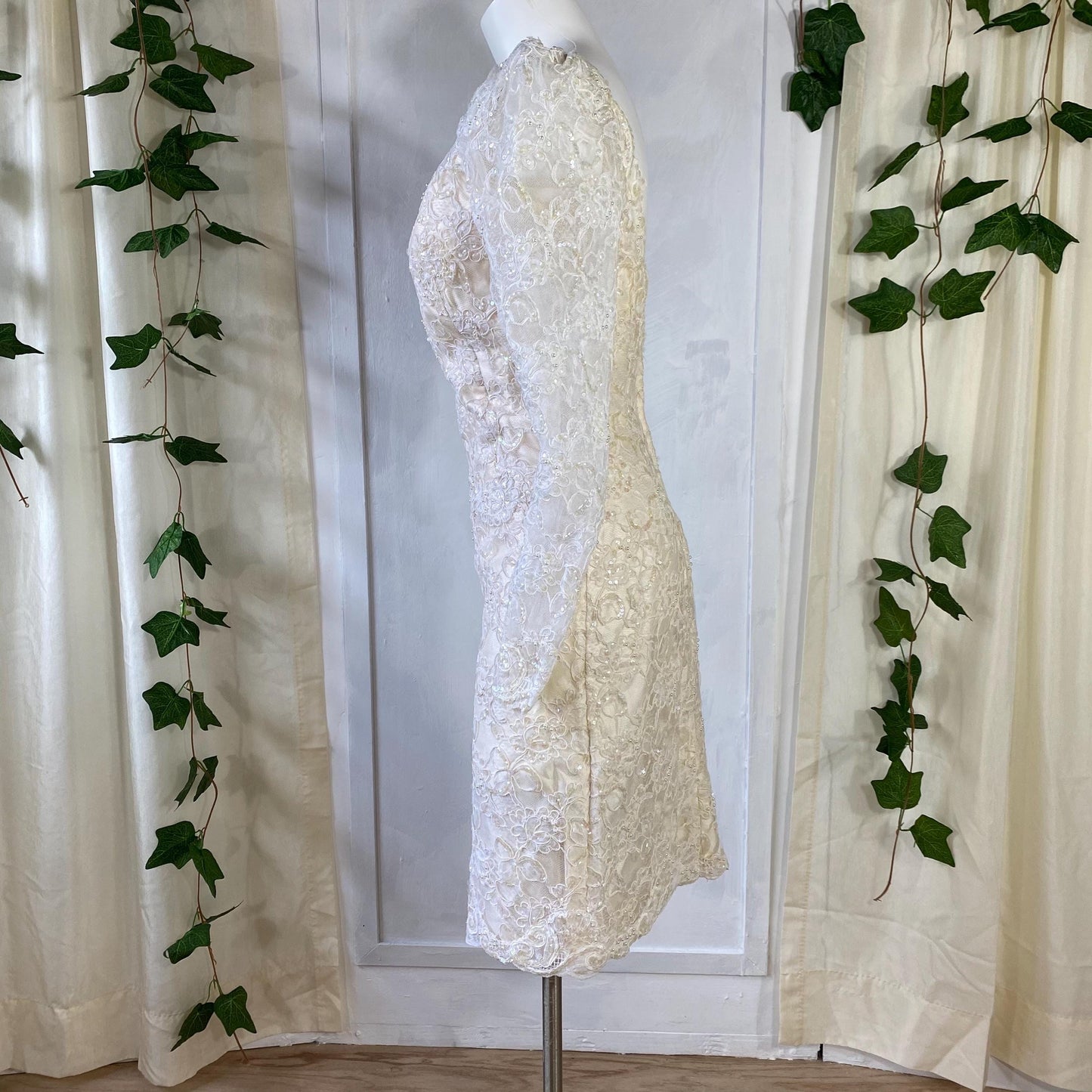 Vintage Jim Hjelm 100% Silk Lace Wedding Dress – Elegant Long-Sleeve Gown with Open Back