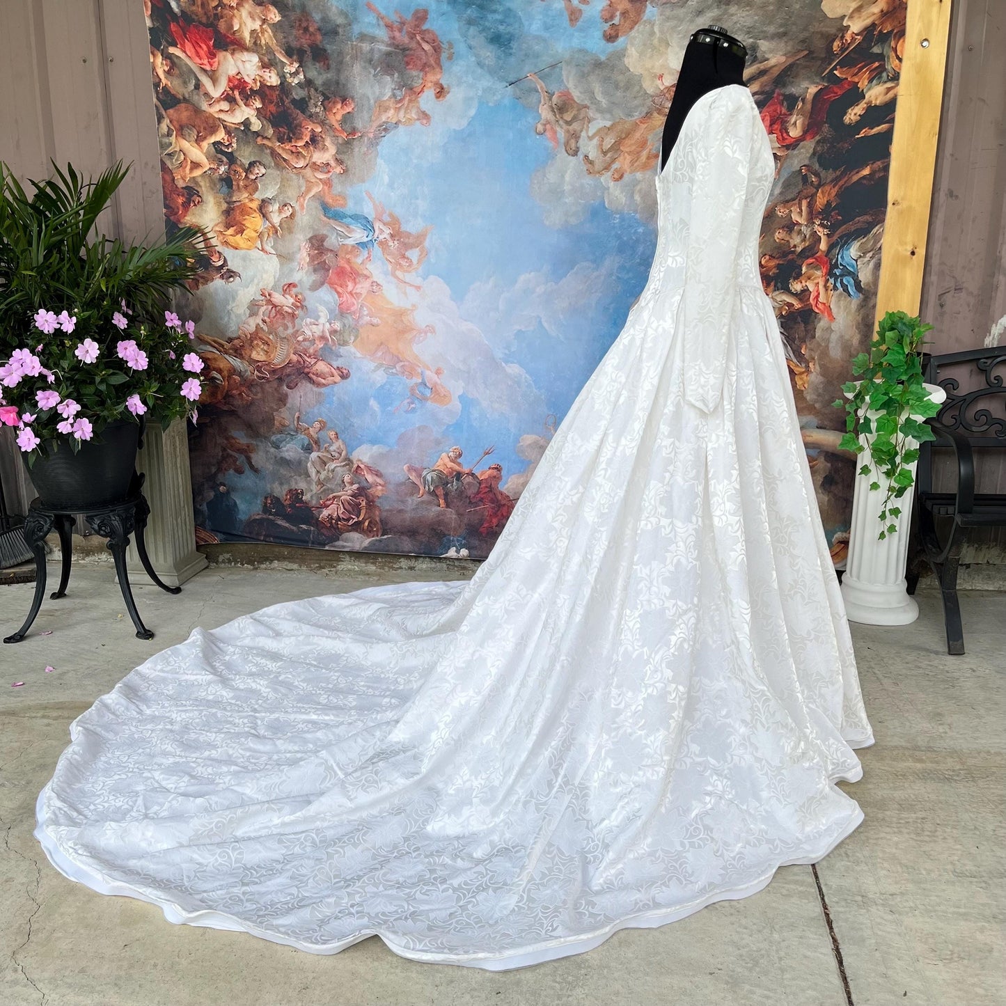Stunning Vintage Brocade Wedding Gown – Regal Long-Sleeved Princess Silhouette with Dramatic Train