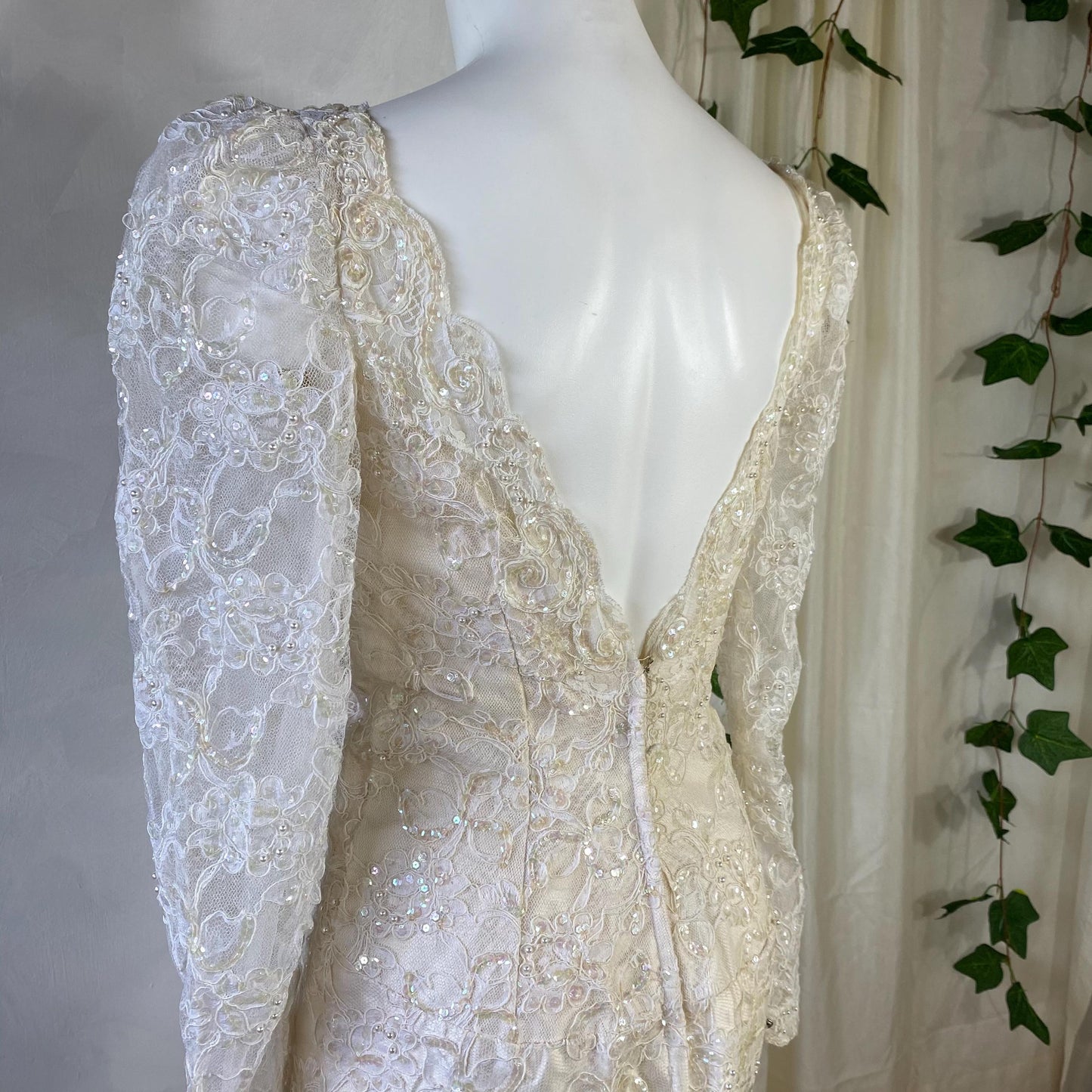 Vintage Jim Hjelm 100% Silk Lace Wedding Dress – Elegant Long-Sleeve Gown with Open Back