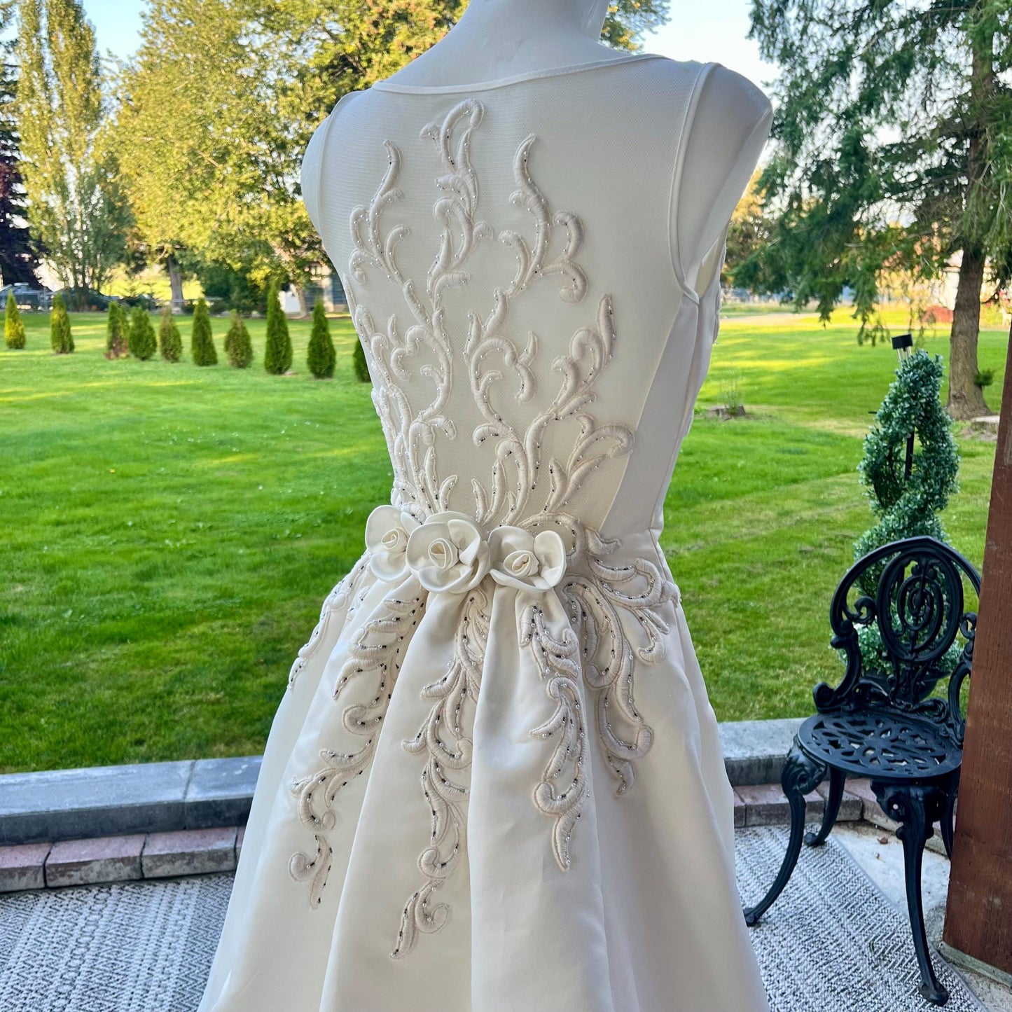 Enchanting Sleeveless Wedding Gown with Intricate Lace and Beadwork