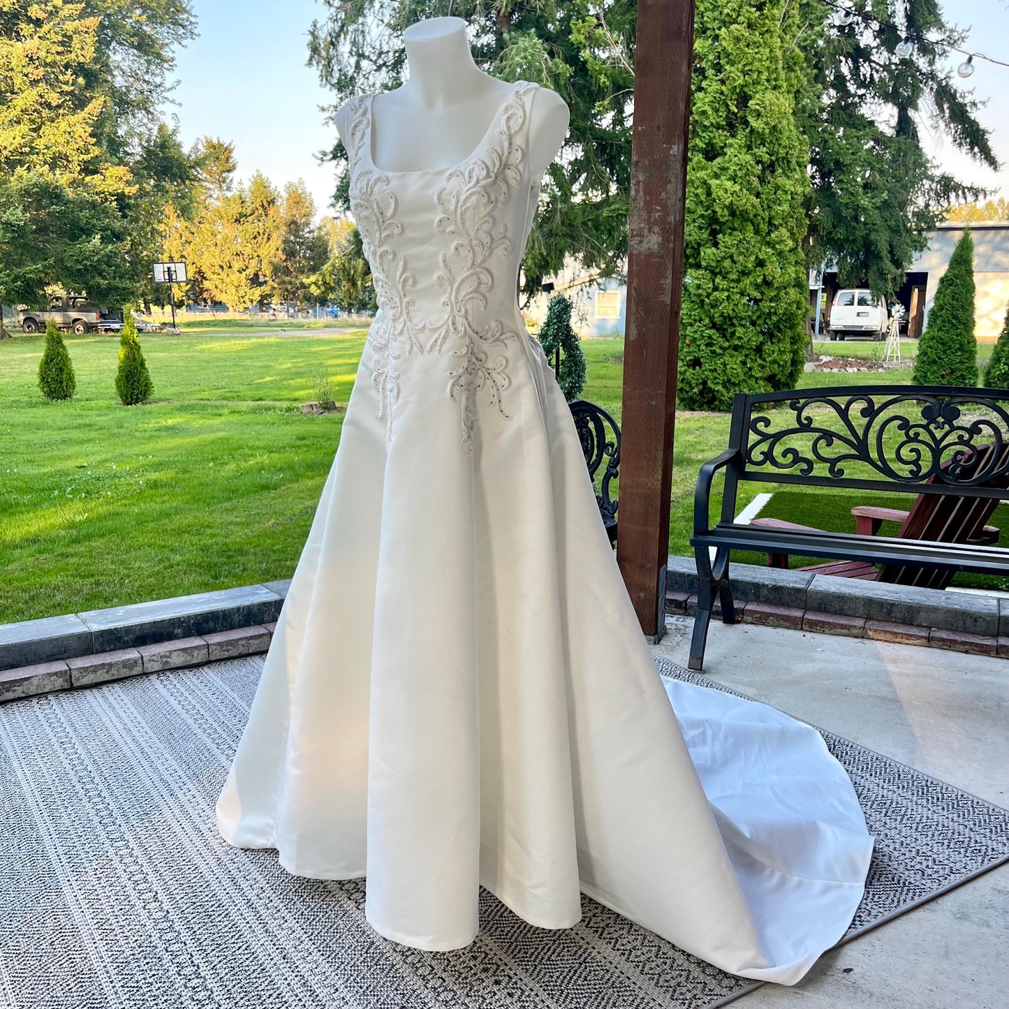 Enchanting Sleeveless Wedding Gown with Intricate Lace and Beadwork