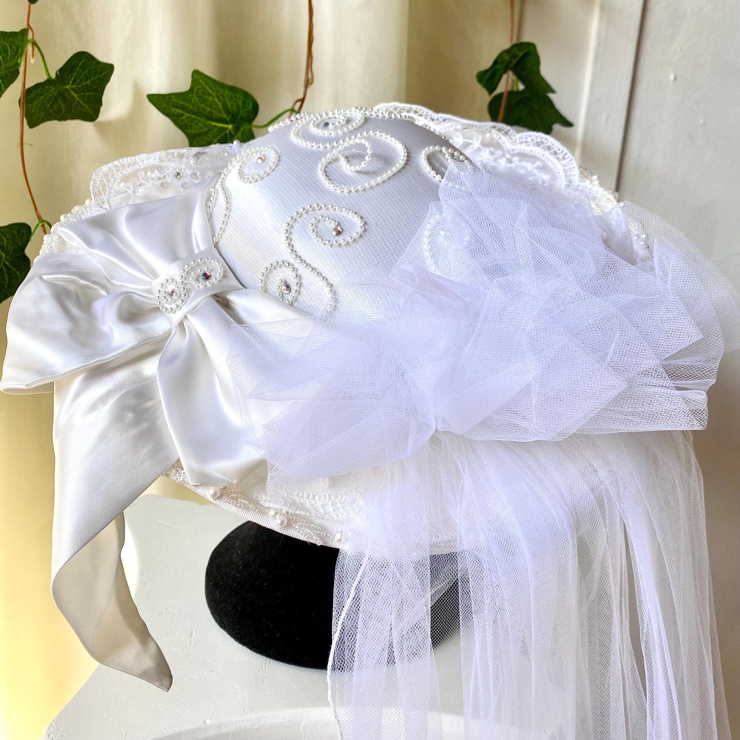 1980s Vintage Beaded Bridal Hat with Veil – Pearl & Satin Wedding Bonnet