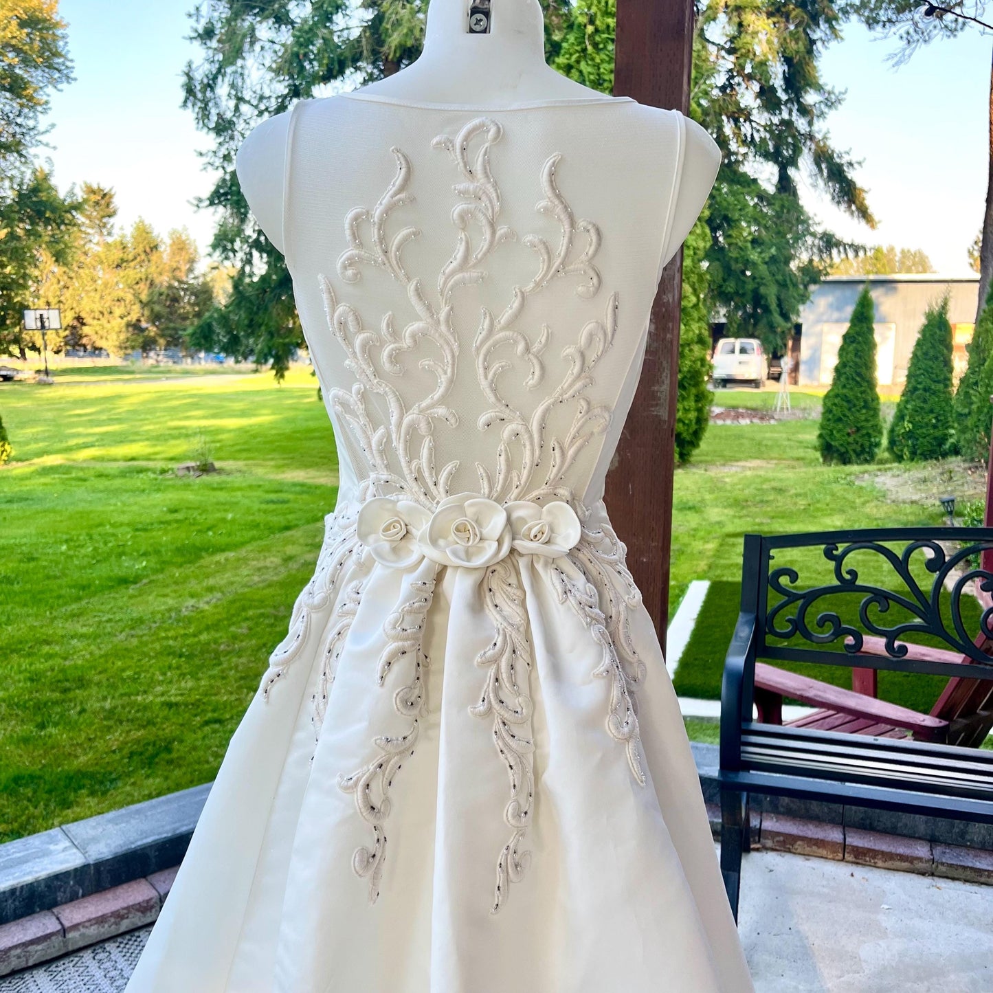 Enchanting Sleeveless Wedding Gown with Intricate Lace and Beadwork