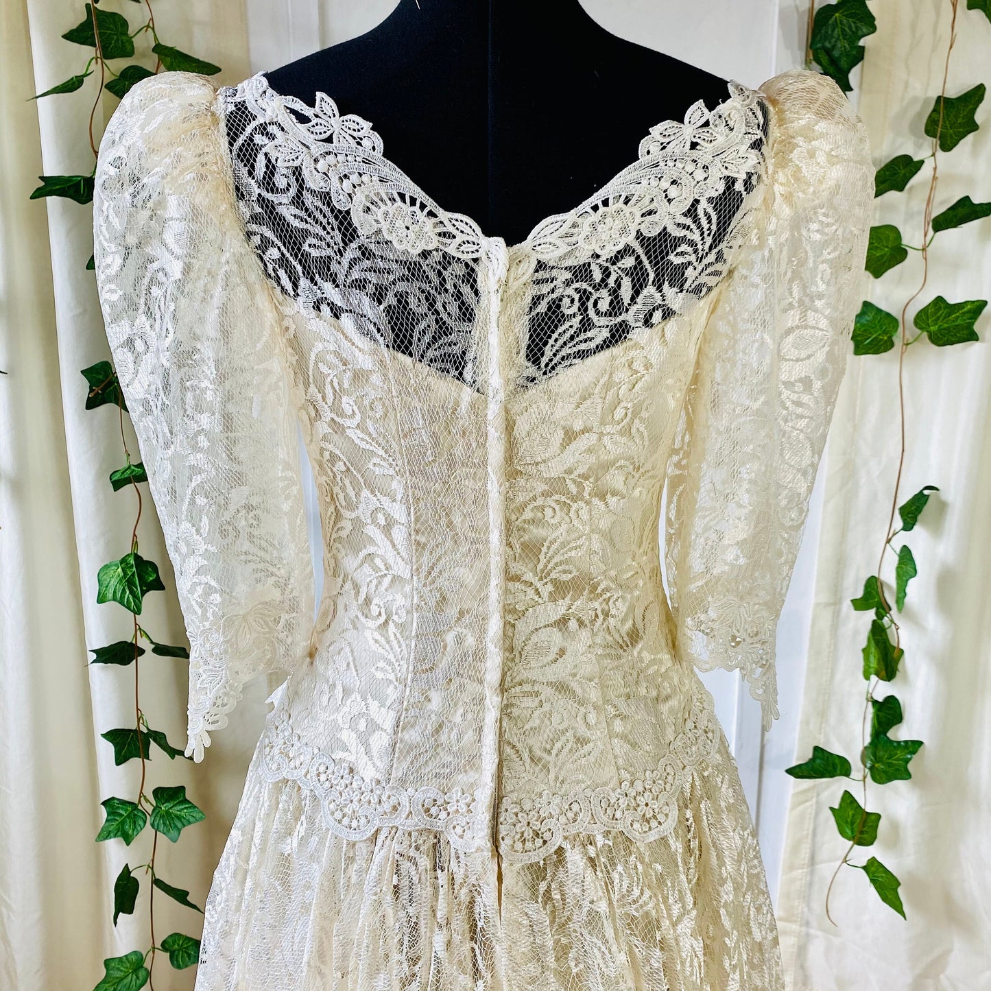 All Lace Creamy Dress With Full Skirt (1980s)