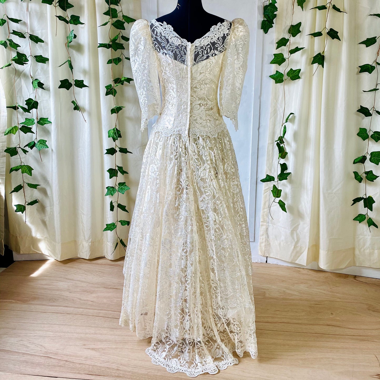 All Lace Creamy Dress With Full Skirt (1980s)