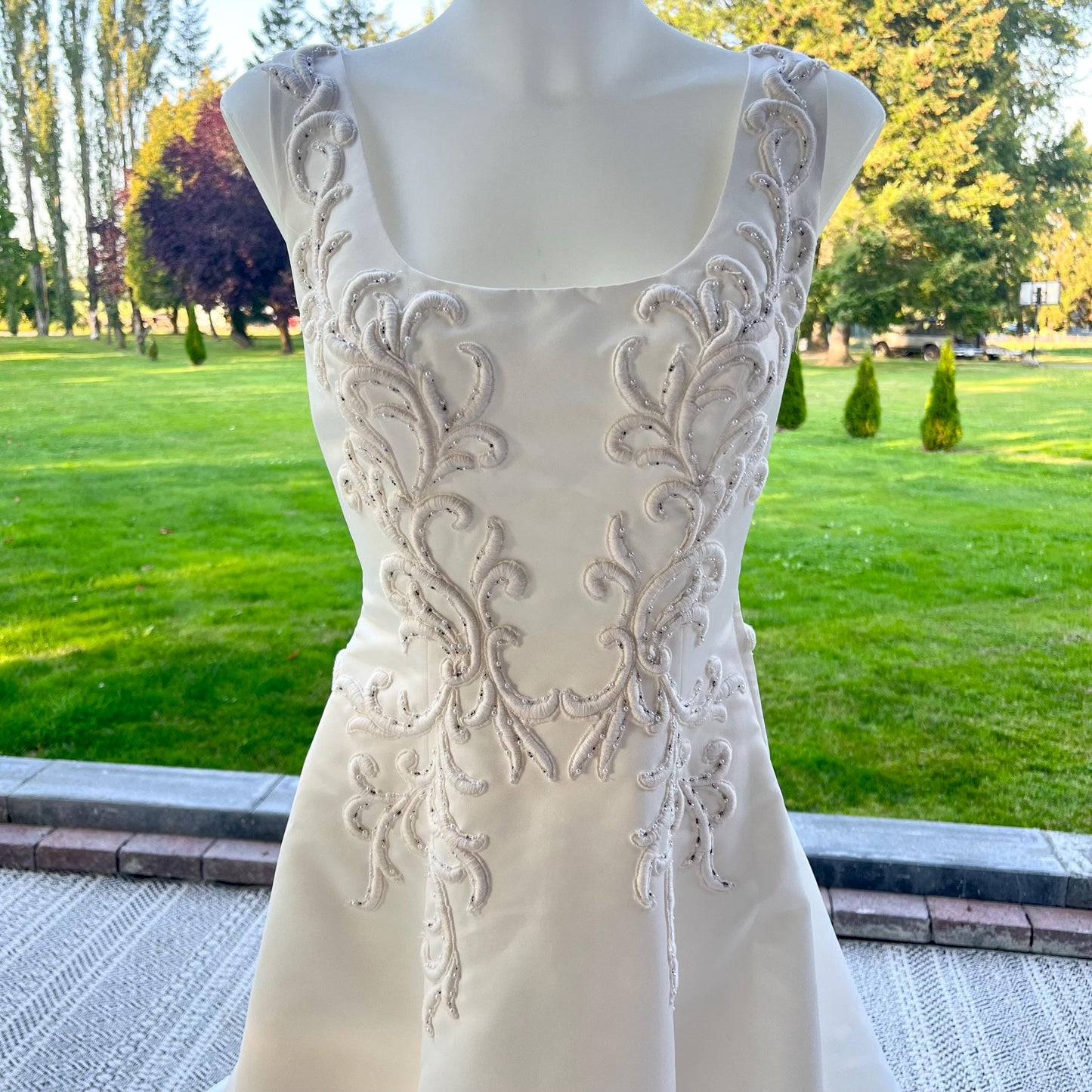 Enchanting Sleeveless Wedding Gown with Intricate Lace and Beadwork