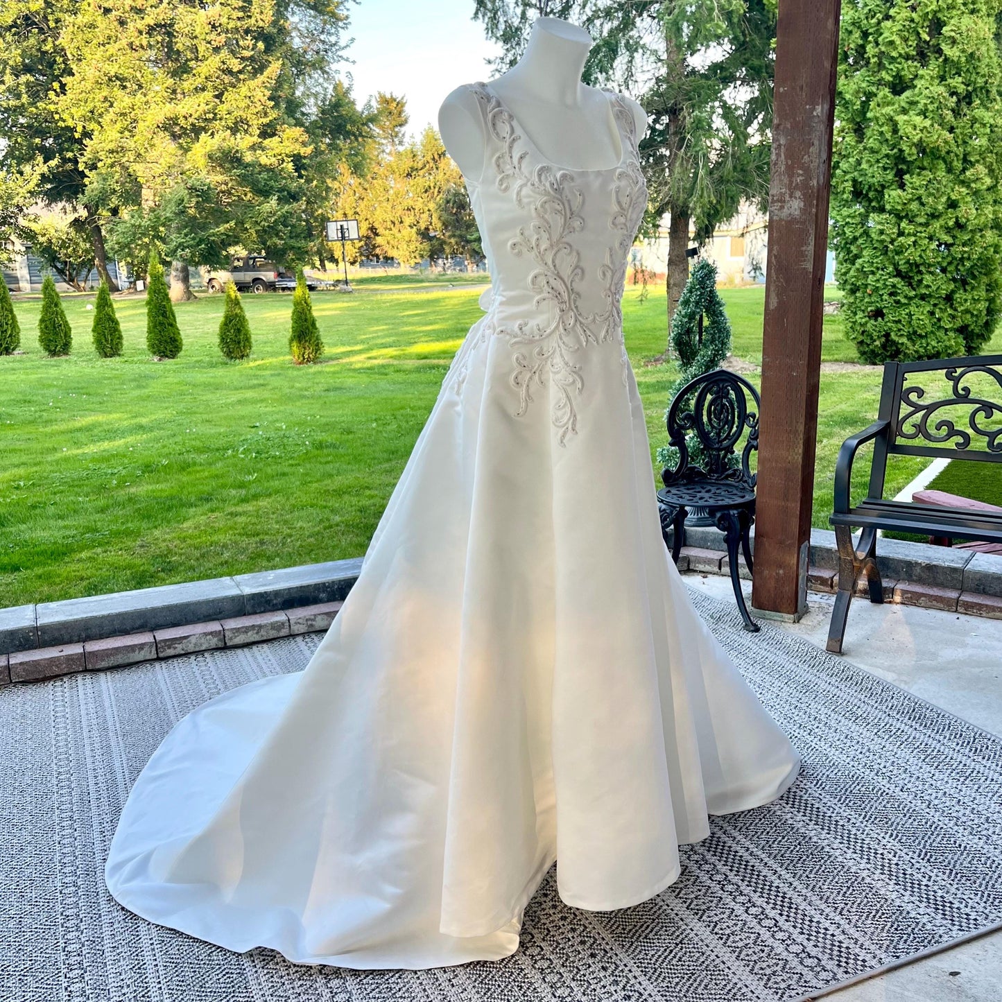 Enchanting Sleeveless Wedding Gown with Intricate Lace and Beadwork