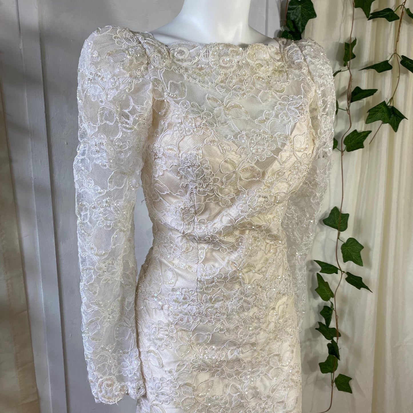 Vintage Jim Hjelm 100% Silk Lace Wedding Dress – Elegant Long-Sleeve Gown with Open Back