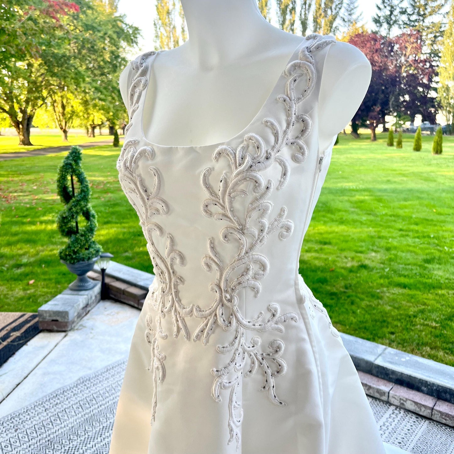 Enchanting Sleeveless Wedding Gown with Intricate Lace and Beadwork