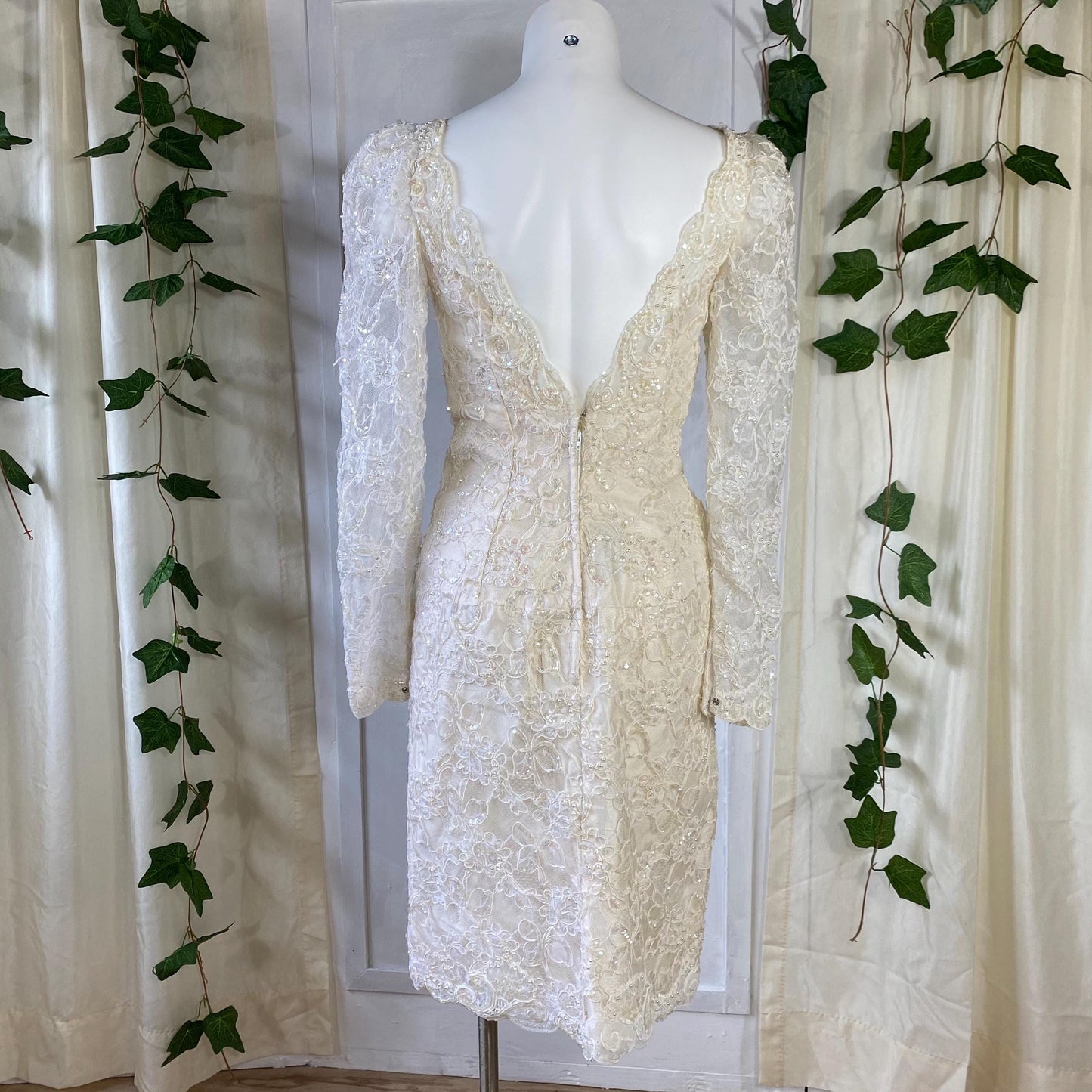 Vintage Jim Hjelm 100% Silk Lace Wedding Dress – Elegant Long-Sleeve Gown with Open Back