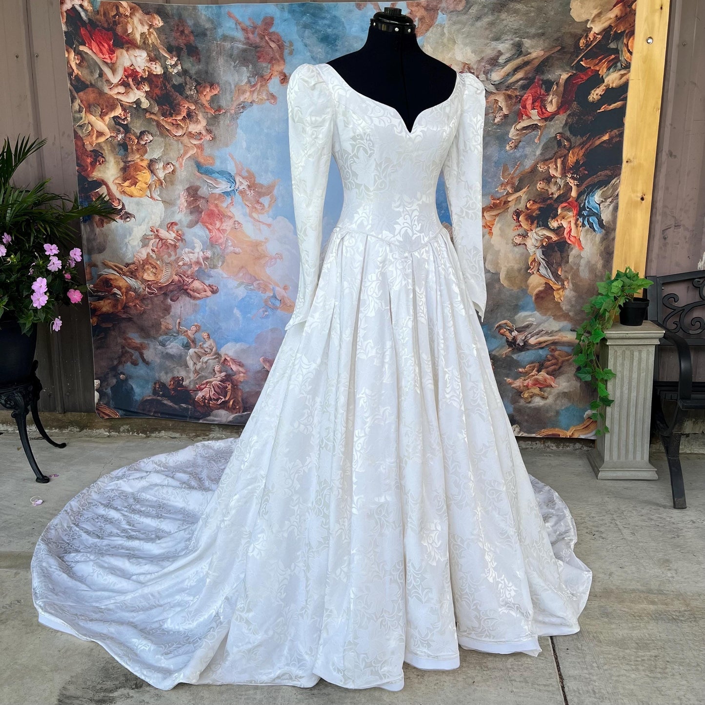 Stunning Vintage Brocade Wedding Gown – Regal Long-Sleeved Princess Silhouette with Dramatic Train