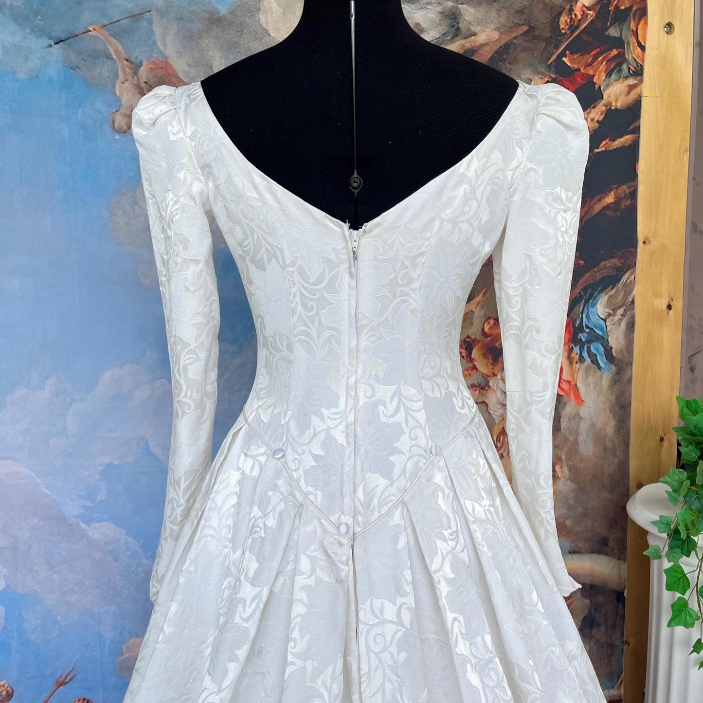 Stunning Vintage Brocade Wedding Gown – Regal Long-Sleeved Princess Silhouette with Dramatic Train