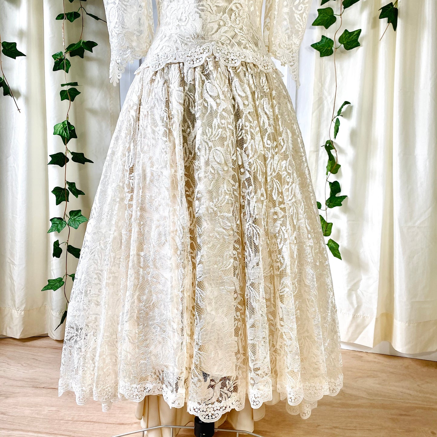 All Lace Creamy Dress With Full Skirt (1980s)