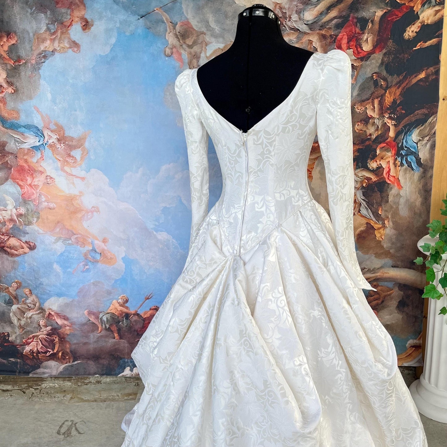 Stunning Vintage Brocade Wedding Gown – Regal Long-Sleeved Princess Silhouette with Dramatic Train