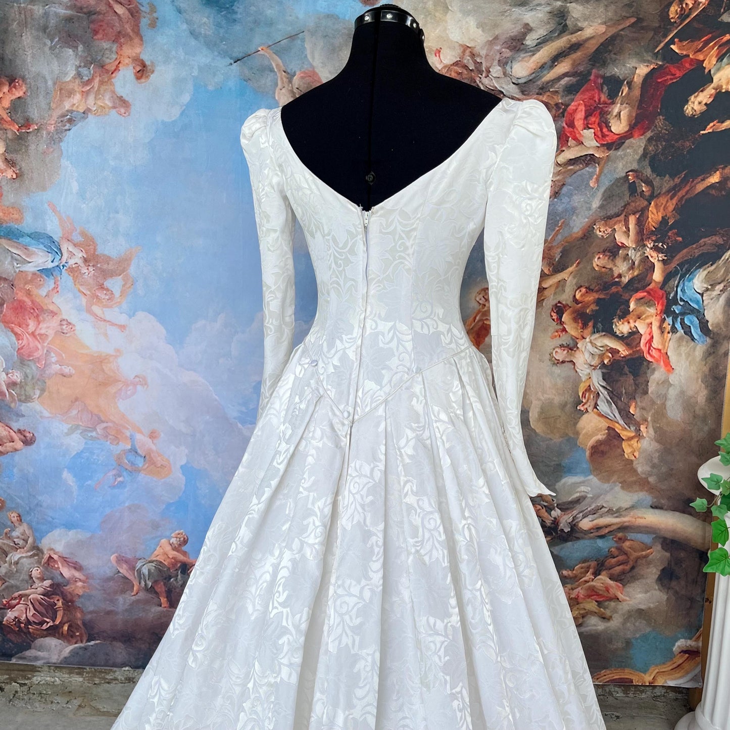 Stunning Vintage Brocade Wedding Gown – Regal Long-Sleeved Princess Silhouette with Dramatic Train