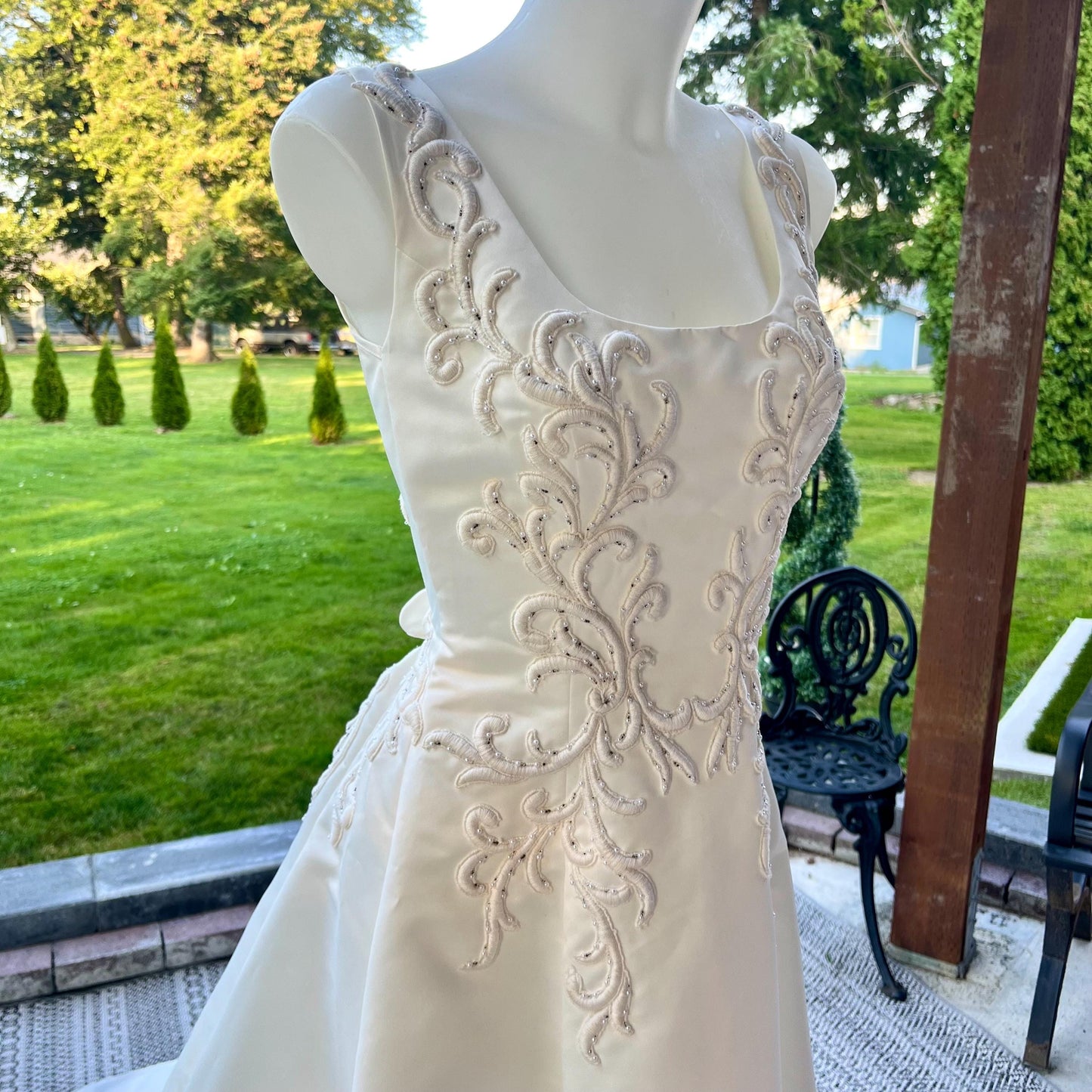 Enchanting Sleeveless Wedding Gown with Intricate Lace and Beadwork