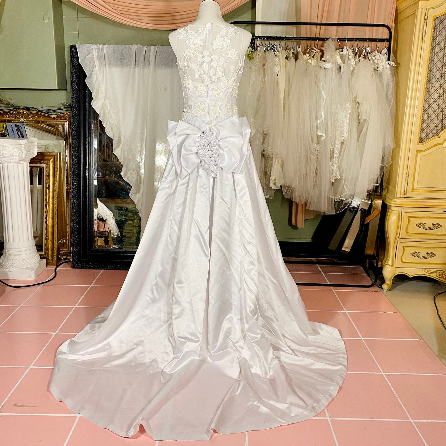 1997 Sleeveless White Wedding Dress With Bustle & Veil