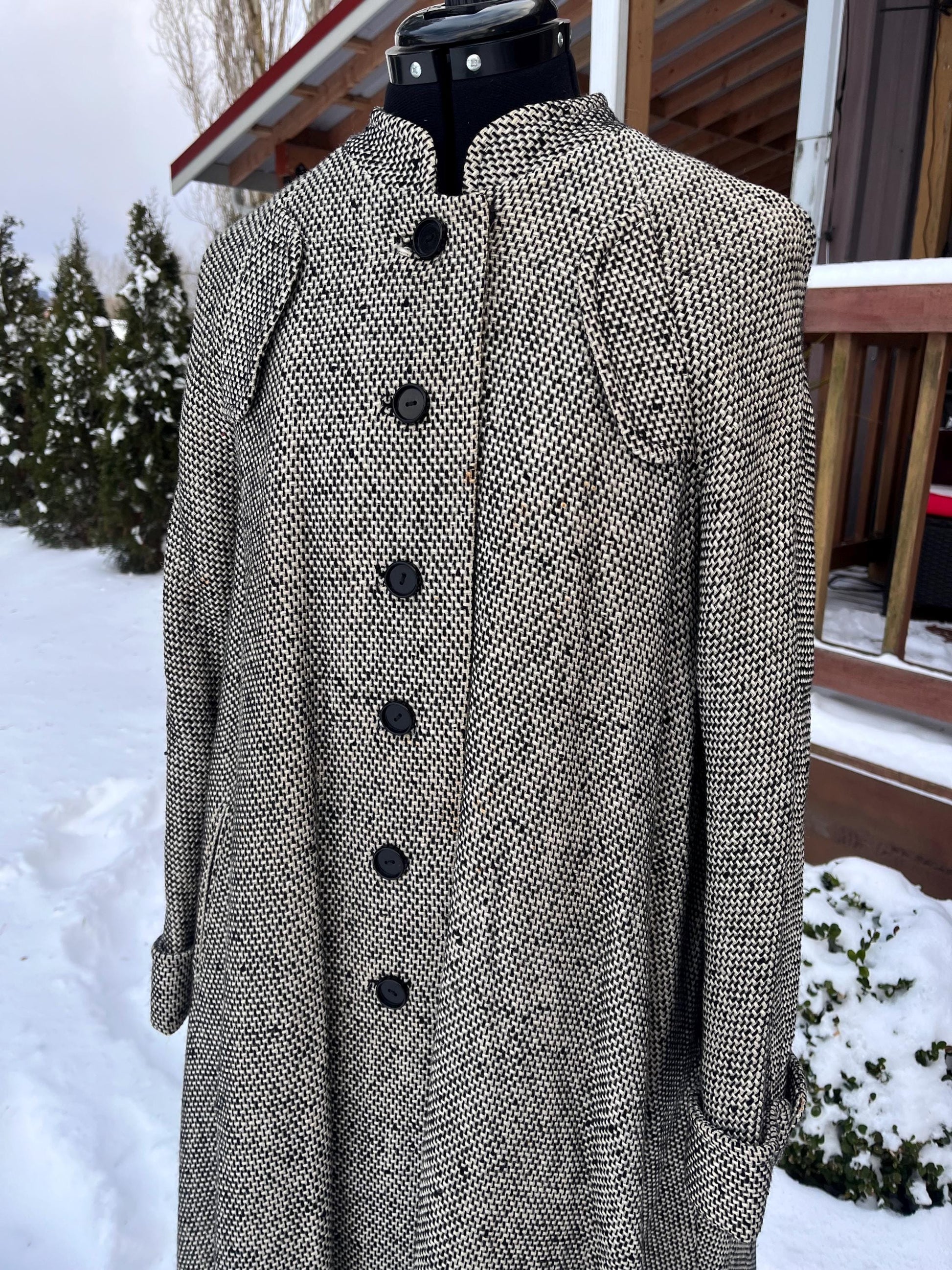 Vintage Wool Tweed Swing Coat with Black Buttons - Timeless Winter Elegance