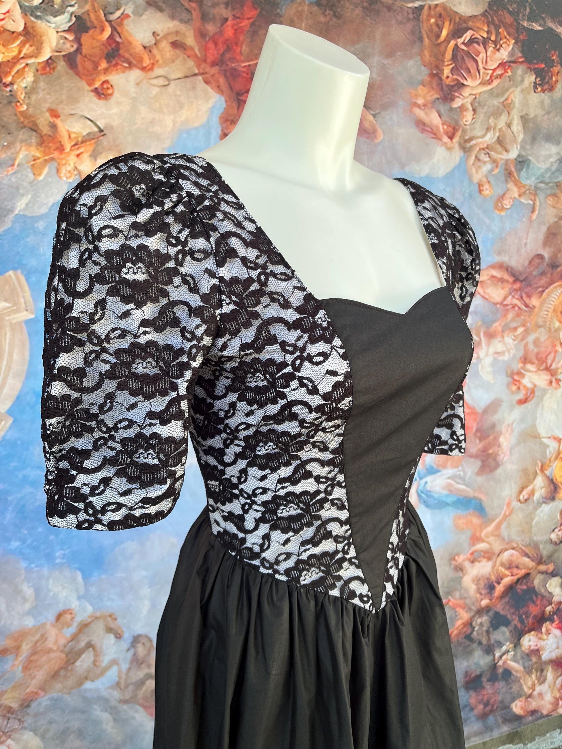 Gothic Vintage Black Lace Puff-Sleeved Dress